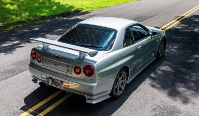 
								Nissan GT-R full									