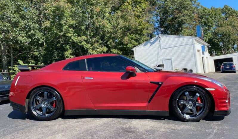 
								Nissan GT-R full									