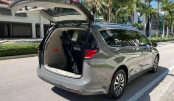 
									Chrysler Pacifica Hybrid full								