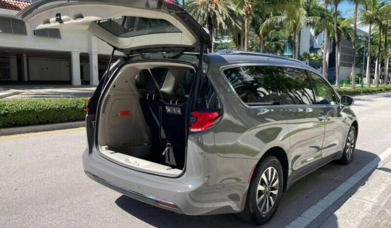 
								Chrysler Pacifica Hybrid full									