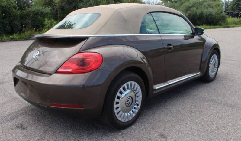 
								Volkswagen Beetle Convertible full									