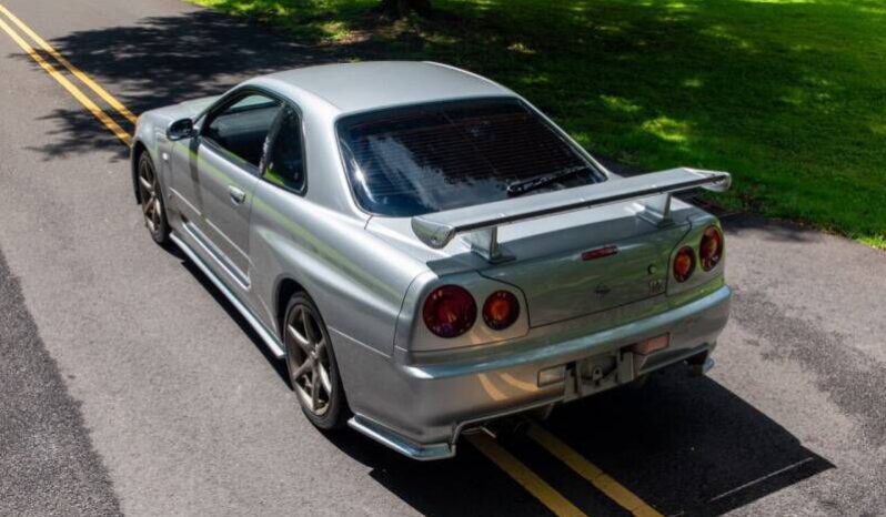 
								Nissan GT-R full									