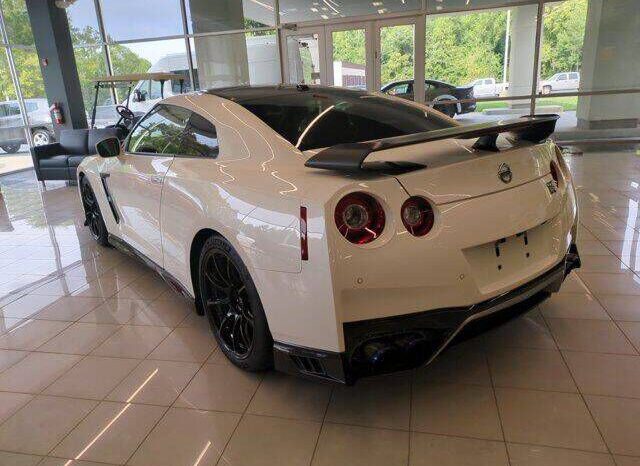 
								Nissan GT-R full									