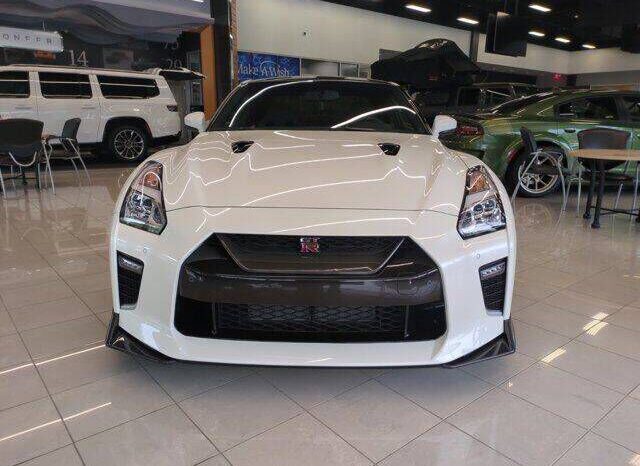 
								Nissan GT-R full									