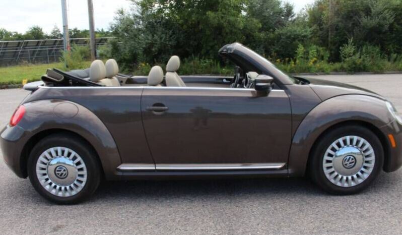 
								Volkswagen Beetle Convertible full									